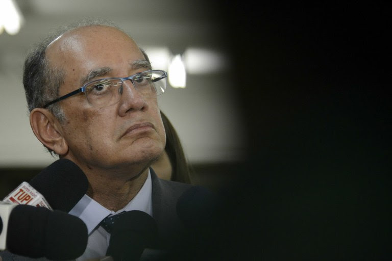 Grupo de juristas protocolaram no Senado Federal um pedido de impeachment contra o ministro Gilmar Mendes, acusado de conduta partidária no exercício do cargo.