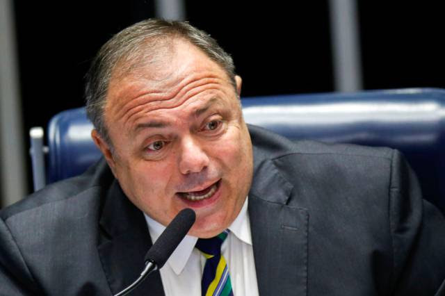Pazuello faz ginástica retórica e nega acusações contra Ministério da Saúde