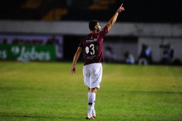 Zagueiro Grená comemora boa fase e gol que empatou a partida contra o Inter Porthus Junior/Agencia RBS