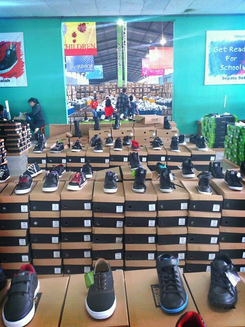 A HOUSEWIFE S DAY OUT Jalan  jalan  ke Factory Outlet Sepatu 