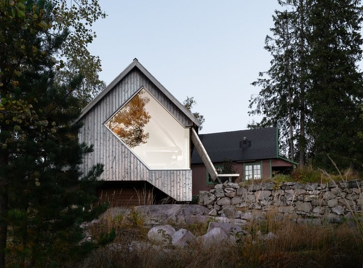 Una cabaña de madera en los bosques de Oslo