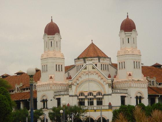 Each plane is separated by four walls with four large gates on the middle as the entrance. Lawang Sewu Semarang English