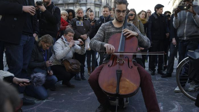 VIDEO. A Bruxelles, les notes émouvantes d'un violoncelliste après les attaques