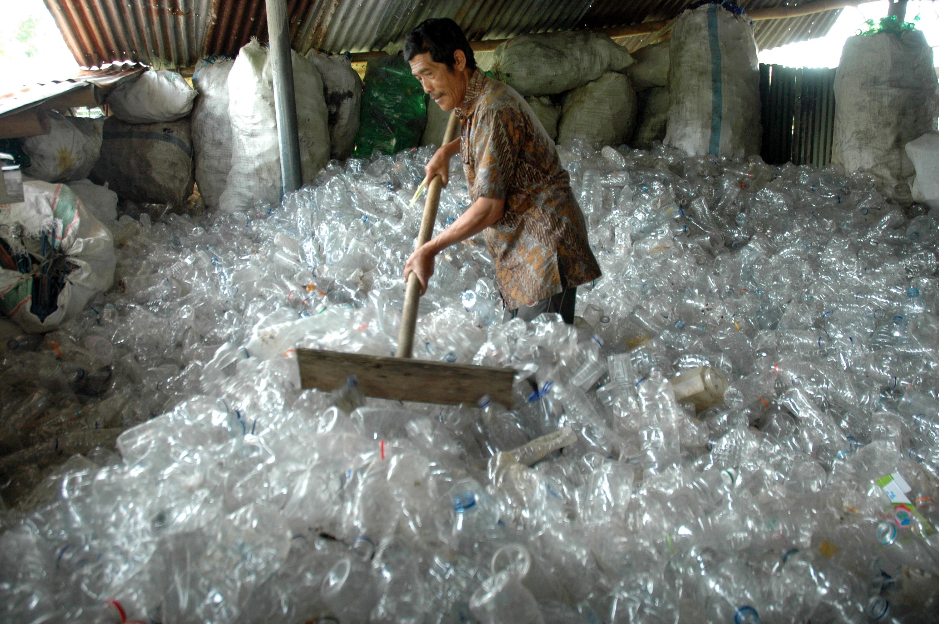 Daur Ulang Sampah Sampah plastik dari limbah rumah tangga 