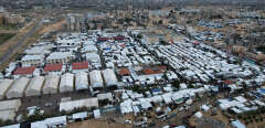 This aerial view taken on November 27, 2023, shows a set up as a shelter for people displaced during battles between Israel and Hamas militants, in Khan Yunis in the southern Gaza Strip. (Photo by Yahya HASSOUNA / AFP)