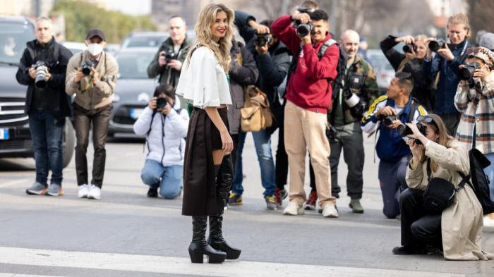 A la Milan Fashion Week, les trottoirs sont les nouveaux podiums pour photographier  les influenceurs