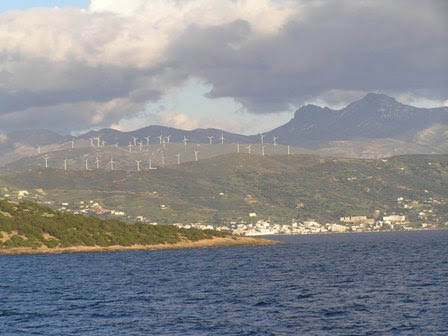 Το Μαρμάρι με φόντο Αιολικά Πάρκα