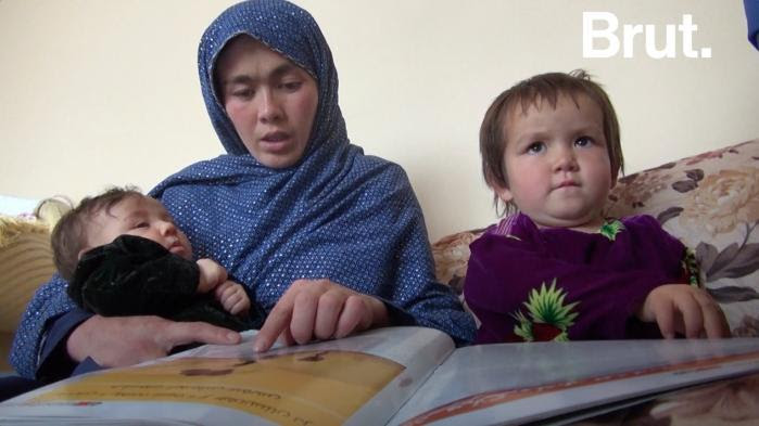 Étudiante, maman et afghane, sa photo fait le tour du monde