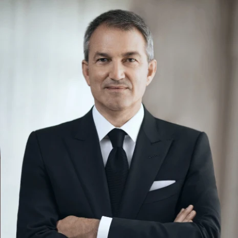اليوم الوطني السعودي بمناسبة اليوم الوطني السعودي نشرت مجلة "هي" عبارات تهنئة كتبتها شخصيات عالمية لم تجتمع معا من قبل بعدد واحد في أي مطبوعة، ومن أهم تلك الشخصيات، رؤساء تنفيذيون لأهم شركات ودور المجوهرات والأزياء والجمال العالمية، ومجموعة من المديرين والمسؤولين في مناصب قيادية عليا في تلك الشركات. عبّروا جميعاعن إعجابهم واعتزازهم بالنهضة التي تشهدها السعودية في كل المجالات، ووجّهوا أحر التهاني للقيادة السعودية والشعب السعودي بهذه المناسبة.   دومينيكو دولتشي و ستيفانو غابانا تحت عنوان "ذكريات وأمنيات" كتب المصممان الإيطاليان الشهيران "دومينيكو دولتشي" و"ستيفانو غابانا" مؤسسا ومصمما دار "دولتشي أند غابانا": "أرض السعودية مجبولة بالحب والفخر، ونتطلّع بلهفة إلى عيش المزيد من التجارب الجميلة على أرضها، وتمضية لحظات مؤثرة مع ناسها".   جان-مارك مانسفيلت وتحت عنوان "الرؤية الطموحة" كتب "جان-مارك مانسفيلت" الرئيس التنفيذي لدار "شوميه" الفرنسية العريقة للمجوهرات: "جهود الدار في مجال تعزيز وجودها في المملكة العربية السعودية تواكب التطوّر الكبير الذي تشهده المملكة ونجاحها المتألق في شتى المجالات واستقطابها للفرص الآتية من خارج حدودها".   هيلين بولي-دوكين وكتبت "هيلين بولي-دوكين" الرئيسة التنفيذية لدار"بوشرون":"للمملكة العربية السعودية مكانة مهمّة جدا بالنسبة إلينا، وأتقدّم بأحر تهانينا إلى قيادتها وشعبها على نهضتها المدهشة التي أسرت العالم كلّه، ومهّدت لعصر جديد من التقدّم والتحوّل".   كارولين شوفيلي وتحت عنوان "معا تتحقق أرقى الأحلام" كتبت "كارولين شوفيلي" الرئيسة الشريكة والمديرة الفنّية لدار "شوبارد": "القيادة الرؤيوية الحكيمة دفعت بعجلة التقدّم الوطني نحو آفاق جديدة، عبر دعم النمو والازدهار لكل أبناء السعودية الغالية".   ليليو غافاتزا وكتب "ليليو غافاتزا" الرئيس التنفيذي الجديد لدار "توم فورد" تحت عنوان "ثمار الحلم والعزم": "السعودية تحقق تقدّما وتطوّرا هائلين، وقد شهدتُ التغييرات التي حصلت فيها في السنوات الأخيرة، ورأيتُ كيف تتحول رؤية 2030 بسرعة كبيرة إلى حقيقة".   بيتروني دو بارسوفال "بيتروني دو بارسوفال" مديرة العلامة التجارية لدار "بياجيه" في الشرق الأوسط والهند وتركيا، هنأت السعودية بمقالتها تحت عنوان "تراث تصونه الأجيال". وجاء فيها: يشعّ من السعودية الابتكار الشجاع، ونوجّه عيوننا نحو المستقبل مع رؤية 2030، واليوم الوطني مناسبة يعبّر فيها وطن بأكمله عن اعتزازه بأرضه وهويته، ويلتقي فيه شعب بكل أجياله ليكرّم ثقافته وتراثه وقيمه الراسخة التي تسطع فيها أهمية الروابط العائلية".   كريستوف راميل وكتب "كريستوف راميل" المدير الإقليمي - الشرق الأوسط، شبه القارة الهندية وإفريقيا لدار "ڤاشرونكونستنتان" للساعات السويسرية العريقة: "تمثل المملكة العربية السعودية منبعا لا حدود له من الإمكانات، وقيادتها الحكيمة دفعتها إلى مسار مذهل للتنمية".   فيليب لامي تحت عنوان "الإرث في خدمة التقدّم" كتب "فيليب لامي" الرئيس التنفيذي لدار "لا بريري" السويسرية لمستحضرات وكريمات الجمال الفاخرة: "المملكة العربية السعودية غالية على قلبي، وتابعتُ مسيرة التقدّم الرائعة التي حصلت على أرضها في السنوات الأخيرة، وهي وطن بُني على الإصرار والعزم والقوة مع الوفاء الدائم للتقاليد التاريخية والتراث الغني"   صوفي داورو "صوفي داورو" الرئيسة التنفيذية في الشرق الأوسط والهند وشمال إفريقيا لدار المجوهرات الفرنسية العريقة "كارتييه" كتبت تحت عنوان "التزام ودعم وتطوير ": "نفخر بروابطنا الوثيقة مع السعودية الزاخرة بإرثها الثقافي الغني وتاريخها العريق الباعث على الفخر، ونواصل التزامنا بدعم وتطوير الكوادر السعودية الموهوبة التي تشكل العمود الفقري لمستقبل المملكة، وذلك عبر سلسلة من البرامج والمبادرات المتنوعة، بما في ذلك شراكتنا مع جامعة الأعمال والتكنولوجيا في جدة".   فاليري ميسيكا وتحت عنوان "امتنان وفخر" كتبت المصممة "فاليري ميسيكا" مؤسسة دارمجوهرات "ميسيكا": "وضعنا رؤية 2030 نُصب أعيننا، وكانت حافزا لنا للتوسع في السعودية، وها نحن نستعد بالتعاون مع مجلة "هي" العريقة للمشاركة في دعم المصممين والمصممات السعوديات خلال فعالية "هي هب" في نوفمبر القادم".   مايكل كليجر أما "مايكل كليجر" الرئيس التنفيذي لـ "منصّة مايثيريزا" الشهيرة للتسوّق الإلكترونيّ للأزياء والإكسسوارات الفاخرة، فهنأ السعودية بمقالته تحت عنوان "الروح والطاقة والتطور المتسارع". وجاء فيها: "السعوديّة مركز مهم وبارز للثقافة والأزياء الفاخرة، ونعتز بتاريخها الغني وتراثها الثقافي، وتطوّرها الاقتصادي المتسارع دليل واضح على الروح والطاقة الحيويّة التي يتمتّع بها شعبها".   سيمون جيبرتوني وكتب "سيمون جيبرتوني" الرئيس التنفيذي لدى "كلينيك لا برايري" السويسرية الشهيرة: "نتمنى للقيادة السعودية والشعب السعودي المزيد من التقدم والازدهار، ونهنئهم على الإنجازات الاستثنائية التي تتحقق، ودور المملكة العربية السعودية كمعيار للسياحة الفاخرة هو دور ملهم حقا. ونحن حريصون على المساهمة في دعمه".   أليساندرو مافي في مقالته التي تمنى فيها للمملكة وقيادتها وشعبها يوما وطنيا سعيدا، كتب "أليساندرو مافي" رئيس "فان كليف أند آربلز" في الشرق الأوسط والهند تحت عنوان "روابط عميقة وقيم مشتركة": "نودّ أن نؤكّد لأصدقاء الدار وشركائها الأعزاء، أنّنا نتطلع قدما نحو غد يتغنّى بالثقافة، والإبداع، والقيم المشتركة".   بريندا بايلي "بريندا بايلي" المديرة التنفيذية لمؤسسة "وايت ميلانو" كتبت: "أعتز بما تحققه السعودية من نجاحاتوبالاستراتيجيةالحكيمة في تحقيق رؤية 2030 التي تمثّل ركيزة أساسية لتحقيق التنمية المستدامة والتقدم الشامل في مختلف المجالات، وأرحّب بانضمام المصمّمين السعوديين الموهوبين الذين سيشاركون في معرضنا العالمي "وايت ميلانو" من 22 إلى 25 سبتمبر خلال أسبوع الموضة في ميلانو للعام الثاني على التوالي".   بريما أوغريدي "بريما أوغريدي" رئيسة دار "ديفيد ويب نيويورك" كتبت مقالتها تحت عنوان "لوحة بألف لون ولون" وجاء فيها: الثقافة السعودية أشبه بلوحة قماشية منسوجة بمنتهى الدقة وملوّنة بتراث عريق من التقاليد والعادات، وفيما نحتفل باليوم الوطني السعودي السعيد، نلتفت نحو الدفء الصادق الذي تشعّ به روح الشعب السعودي المنفتح القلب.   ديفيد كريكمور "ديفيد كريكمور" الرئيس التنفيذي السابق لدار "أمواج" والرئيس الحالي لدار العطور البريطانية الفاخرة "ثمين لندن" كتب مقالته تحت عنوان "مثال أعلى للنمو والطموح": "اليوم الوطني وقفة للتأمّل في كل الإنجازات الرائعة التي حققتها السعودية، والتي أصبحت مثالا أعلى للنمو والطموح في منطقة الخليج وكل أنحاء العالم".   ستيفان لارير تحت عنوان "بين الجذور والأجنحة" كتب "ستيفان لارير" مدير دار "بولغري" في الشرق الأوسط وإفريقيا والهند: "تمثّل رؤية 2030 انصهارا مذهلا بين التاريخ العريق والمستقبل المشرق، ونتمنى للسعودية أن تستمر في إبهار العالم بإنجازاتها".   رينيه كاوفيلا مقالة "رينيه كاوفيلا" رئيس شركة الأحذية الإيطالية الفاخرة التي تحمل اسمه، كانت تحت عنوان "على أمل اللقاء" وجاء فيها: "نتطلع بفخر إلى الإنجازات التي تتحقق وفق رؤية السعودية 2030، ونتمنى أن تحقق جميع أهدافها بقيادة الملك سلمان بن عبد العزيز، وولي عهده الأمير محمد بن سلمان".   مارينا فيدوروفا الرسامة العالمية والفنانة المبدعة "مارينا فيدوروفا" هنأت السعودية بمقالة جميلة ومؤثرة تحت عنوان "مكان للوحي والبهجة" وكتبت فيها: السعودية أحد أكبر مصادر إلهامي وأعتبرها مكانا للوحي والبهجة، فكما الزهور التي تملأ الحدائق المزهرة بأريجها ورائحتها، تملأ المرأة العالم وتشكّله وتدعمه بطاقتها الخاصة. وتحافظ المرأة في المملكة العربية السعودية بحكمة واحترام على هذه الطاقة الخاصة مهما كان دورها الاجتماعي. وكمثل واحة مظللة ومنعشة ومزهرة، فإن هذه القوّة تُسعد كل من يجد نفسه في حضورها.. تحية من القلب للمملكة العربية السعودية وقيادتها الحكيمة وشعبها الطيب الوفي بمناسبة اليوم الوطني.   سيلفيا دامياني سيلفيا دامياني نائبة رئيس مجموعة "دامياني" الإيطالية للمجوهرات الراقية، المعجبة للغاية بمقاربة السعودية في تطوير قطاعات مختلفة بطرق مبدعة ومبتكرة، فكتبت في مقالتها: "قرأتُ الكثير عن مشروع مدينة ذا لاين، الطموح والمشوّق وأنتظر بفارغ الصبر أن يتحقق، وأتطلع إلى زيارة هذه المدينة حين تفتح أبوابها".