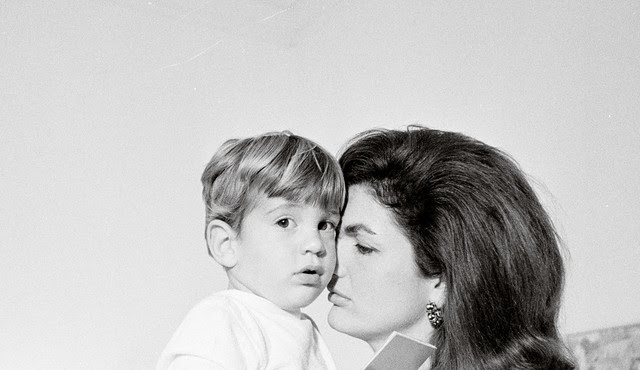 Jackie Kennedy coge en brazos a John Kennedy Jr.