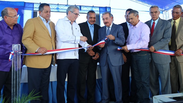 El presidente Danilo Medina, junto a funcionarios de su gobierno,en el acto de entrega e escuela Ramón Emilio Lozada,