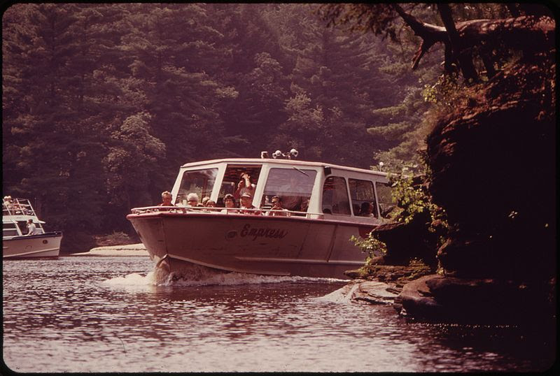 File:BOATING ON THE WISCONSIN RIVER AT WISCONSIN DELLS, A POPULAR RECREATION AREA - NARA - 550824.jpg