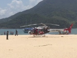 Helicóptero Águia resgatou mulher na Ilha do Prumirim, em Ubatuba (Foto: Daniel da Silva / Vanguarda Repórter)