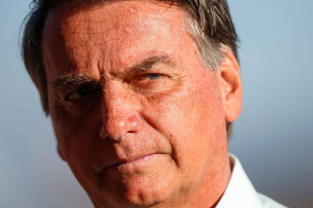 Bolsonaro negocia fatia do Governo ao Centrão enquanto esbraveja contra STF