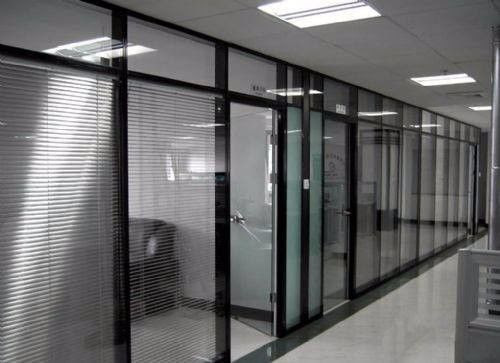 Untuk pintu kaca dengan bingkai atau frame atau rangka aluminium, sering juga disebut dengan pintu aluminium kaca, adalah pintu yang sekelilingnya terbuat dari rangka aluminium dengan tengah nya dari kaca. Fire Retardant Aluminium Frame Pintu Kaca Insulasi Panas Gerakan Mudah