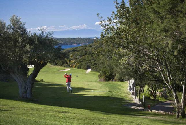 La magia del golf nel cuore della Costa Smeralda: è il green del Pevero uno più belli ed esclusivi al mondo