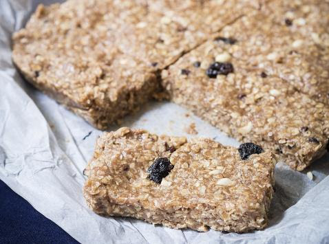 Line a 8x8 in (20x20 cm) baking pan with parchment paper. Granola Bars Snack Recipes
