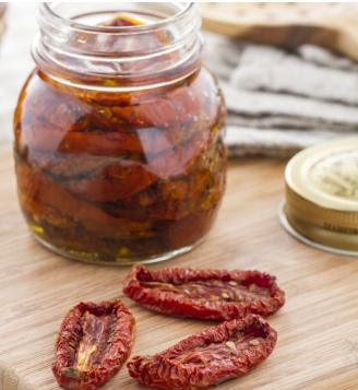 I pomodori secchi sono una conserva che non può mancare nella nostra dispensa, vediamo come si fanno. I Pomodori Secchi