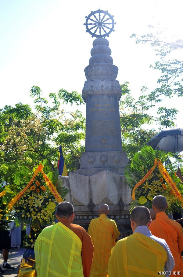 Trước Đài Tưởng niệm Thánh Tử Đạo gần cầu Trường tiền Huế