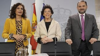 La portaveu del govern espanyol, Isabel Celaá, entre la ministra d'Hisenda, María Jesús Montero, i el ministre de Foment, José Luis Ábalos, aquest divendres abans de començar la roda de premsa posteri