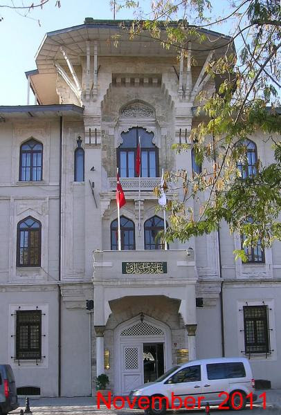 İlahiyat fakültesi, 47 profesör, 31 doçent, 27 doktor öğretim üyesi, 15 öğretim görevlisi, 14 araştırma görevlisi olmak üzere toplam 134 akademik personele sahiptir. Marmara Universitesi Goztepe Kampusu Istanbul Ili