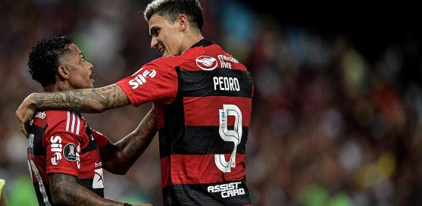 Pedro, do Flamengo, comemora com Marinho após marcar contra o Ñublense, pela Libertadores