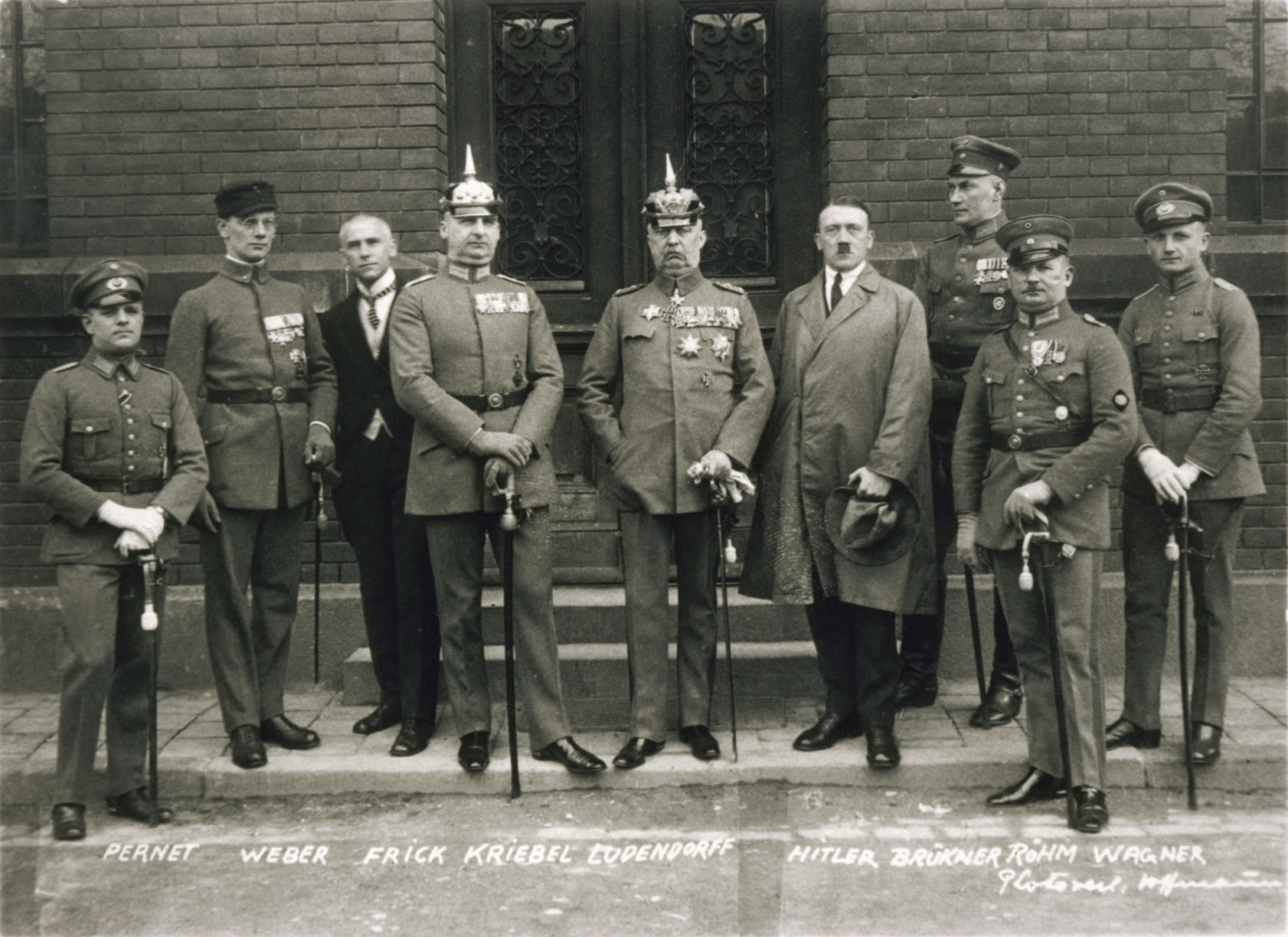 File:Bundesarchiv Bild 102-00344A, München, nach Hitler-Ludendorff Prozess.jpg