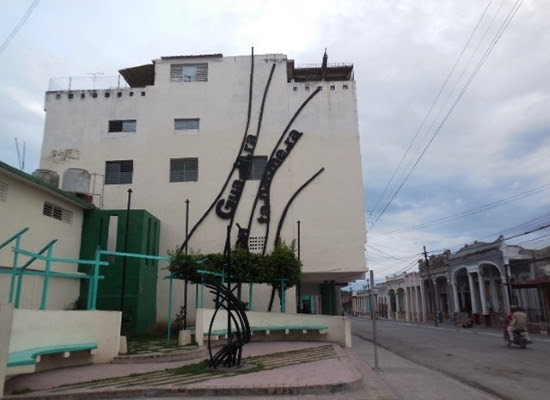 El edificio del fondo data de antes de 1959, construcciones así son escasas en Guantánamo (Foto: Roberto J. Quiñones)