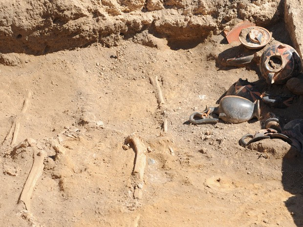 Ossos e vasos de cerâmica são vistos em tumba samnitas do século 4, nas ruínas de Pompeia, na Itália, na segunda (21) (Foto: AFP Photo/Mario Laporta)