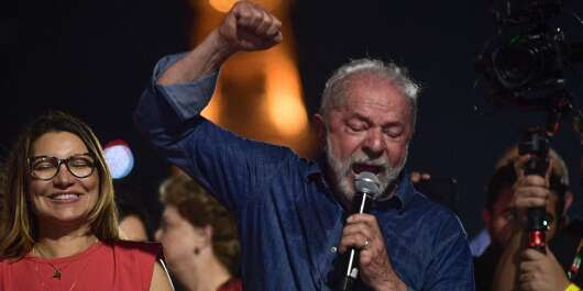 Brazilian president-elect for the leftist Workers Party (PT) Luiz Inacio Lula da Silva  delivers a speech to supporters at the Paulista avenue after winning the presidential run-off election, in Sao Paulo, Brazil, on October 30, 2022. - Brazil's veteran leftist Luiz Inacio Lula da Silva was elected president Sunday by a hair's breadth, beating his far-right rival in a down-to-the-wire poll that split the country in two, election officials said. (Photo by CARL DE SOUZA / AFP)