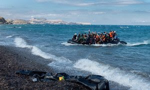 Llegada de una balsa con decenas de refugiados a las costas de Lesbos, en Grecia. 