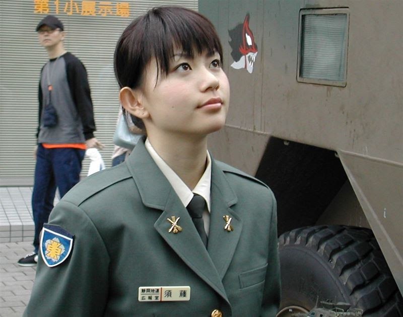 自衛隊 女 髪型 Ana Gugunava