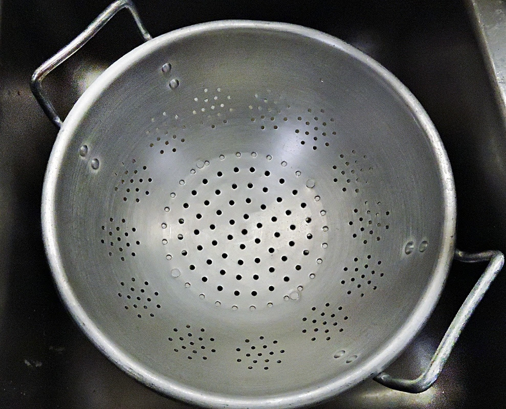 Che affonda il movimento 5 stelle non esiste più, è solo un vecchio rottame, una… Scolapasta The Dripping Pasta Tool From My Mother Grand Voyage Italy