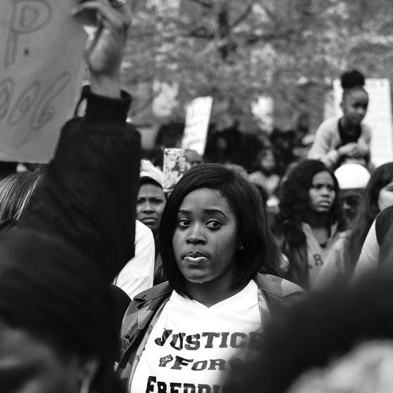 En el ayuntamiento de Baltimore, el 25 de abril de 2015. Foto: Devin Allen.