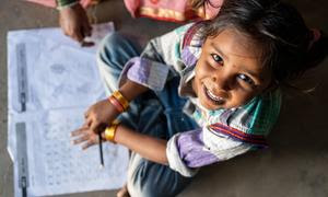 Una niña estudia en su casa de Gujarat (India).