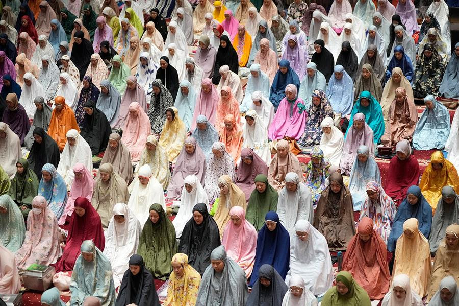 Indonesian Muslims praying together.