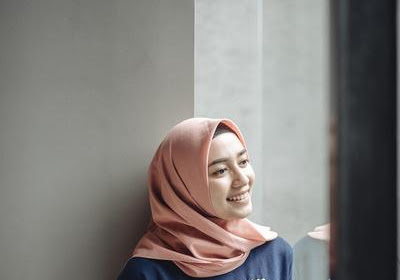 40+ Koleski Terbaik Berfoto Candid Gaya Selfie Hijab Kekinian