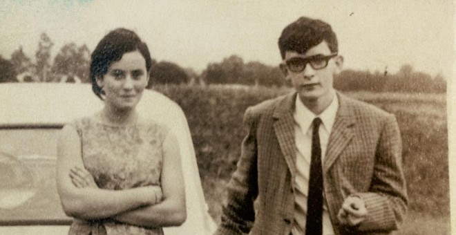 Cubierta del libro "Mañana cuando me maten" de Carlos Fonseca, con la foto de Xosé Humberto Baena y su hermana Flor.