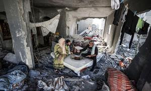 Una familia cocina entre los escombros de su casa en la Franja de Gaza.