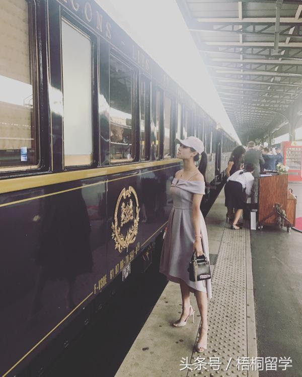 賭王何鴻燊除了在事業上有很成就外，其實他在培育兒女成材方面亦相當傑出!一起來看看何氏家族都出了哪些學霸吧，會不會是你的同校校友呢？ 大房黎婉華兒女 大房大女 何超英曾在英國讀法律，但2年後輟房學，然後留學瑞士。 大房二女 何超賢曾考入倫敦皇家科技學院，1年後去了巴黎學油畫. èµŒçŽ‹ä½•é¸¿ç‡Šçš„å°å¥³å„¿ä½•è¶…æ¬£ç«Ÿç„¶æ˜¯mitçš„è¶…çº§å­¦éœ¸ çŸ¥ä¹Žçš„å­¦ç¥ž