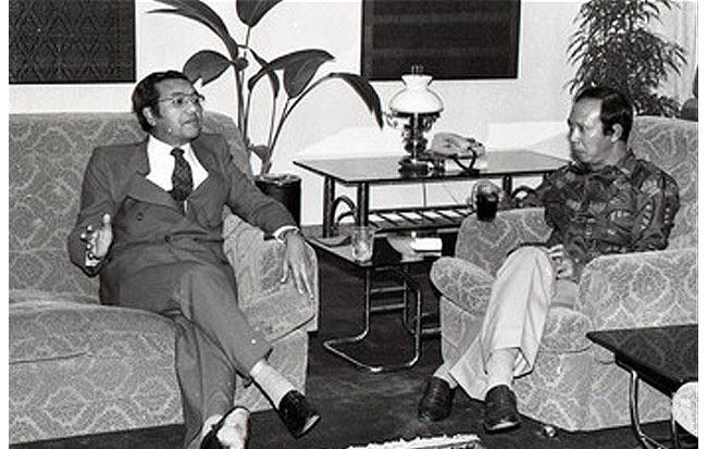 Kl Chronicle Now Tun Musa Hitam Slams Mahathir Mohamad