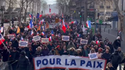 Plusieurs milliers de personnes arpentent Paris contre la livraison d'armes à Kiev