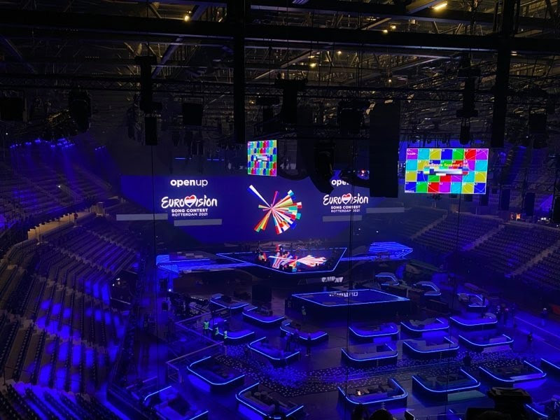 Het is een catchy, modern nummer, met zelfs een featuring door flo rida. Eurovision 2021 Stage First Look Pictures From Rotterdam S Ahoy