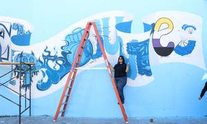 Estudiantes de arte durante la pintada de un mural para conmemorar el 75 aniversario de la Declaración de los Derechos Humanos.