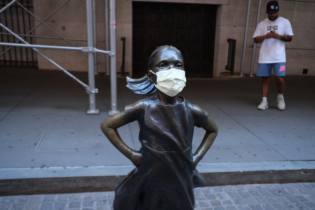 Bullmarket Wall Street Girl with Covid mask.