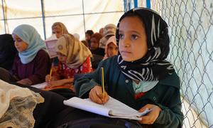 Niños asistiendo a clases de recuperación en un campo de desplazados en Marib, Yemen.