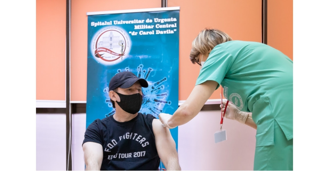 Foo fighters are an american rock band formed in 1995 by former nirvana drummer dave grohl. CiÈ›u And The Story Of The T Shirt With Foo Fighters From The Vaccination Radio Tv