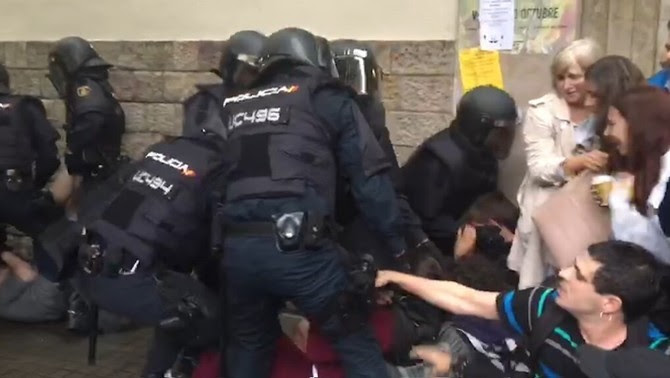 La Policia Nacional a l'Escola Ramon Llull, l'1 d'octubre 2017