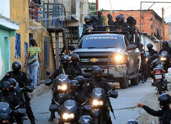 Un escuadrón de policías durante una "Operación de Liberación del Pueblo"
(lagranciudad.net)