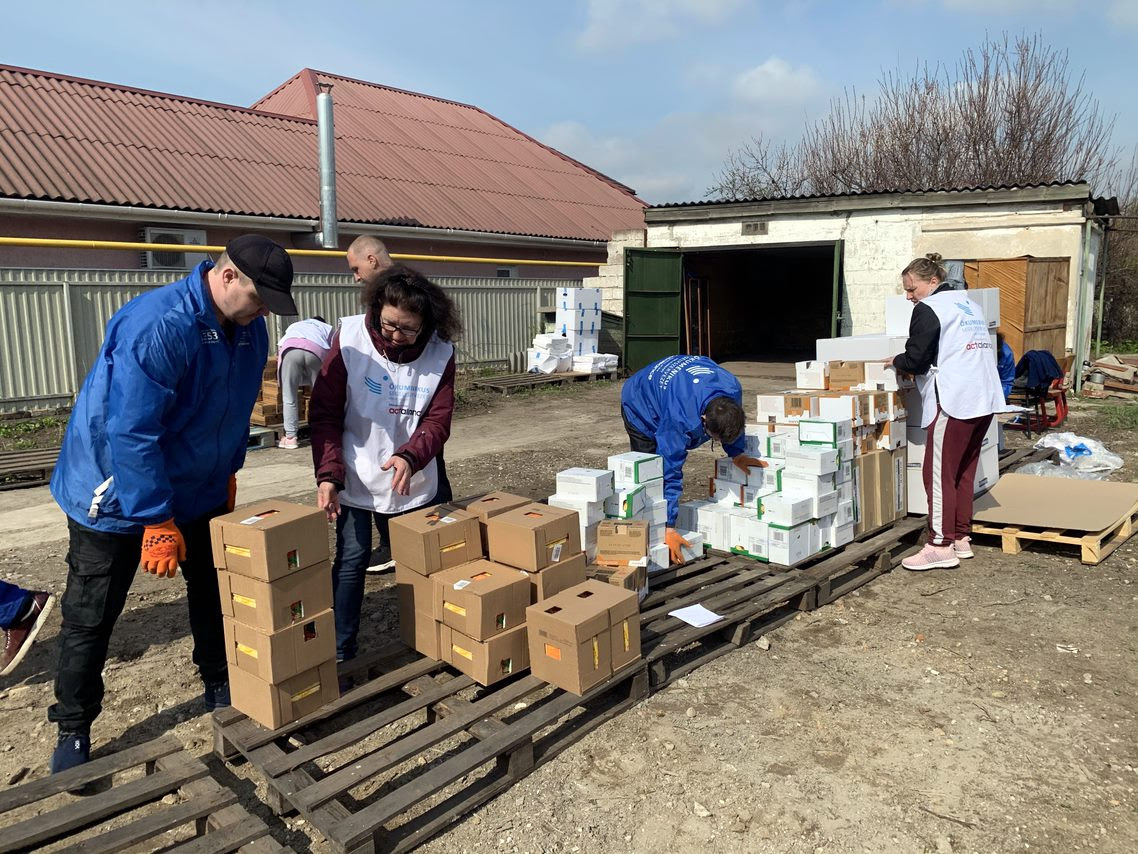 Hungarian Interchurch Aid distributes relief supplies in Ukraine.